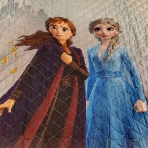 Disney Frozen Il Elsa And Anna Full Sized Quilt.